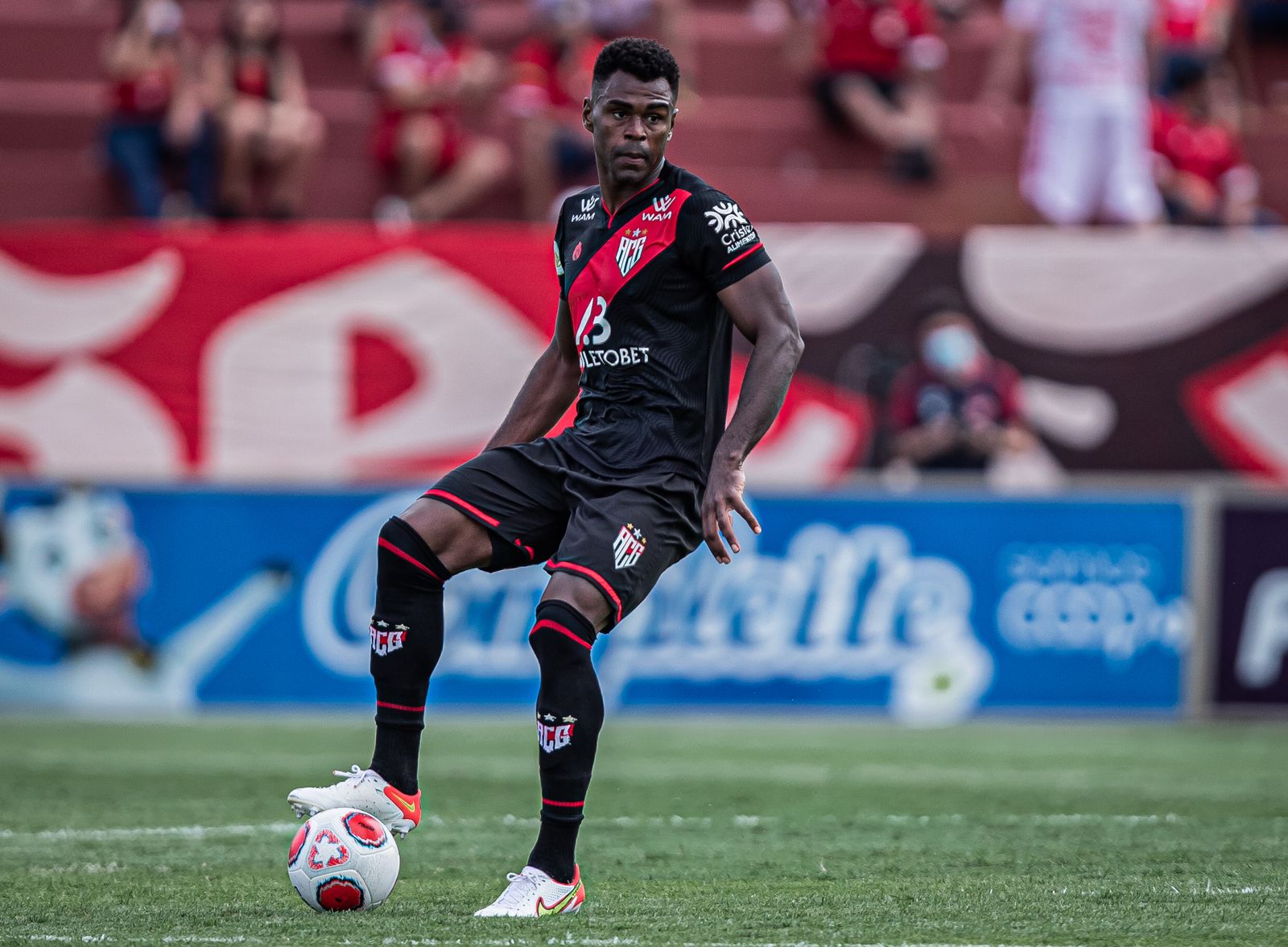 Zagueiro Wanderson contra o Vila Nova