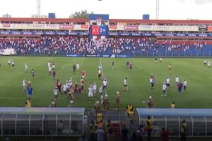 Torcida do Paraná invade gramado após equipe ser rebaixada