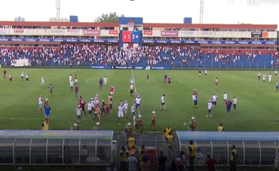 Torcida do Paraná invade gramado após equipe ser rebaixada