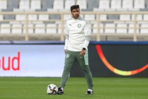 Abel Ferreira em reconhecimento de gramado no Mundial de Clubes