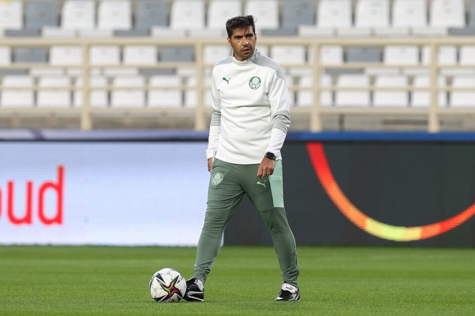 Abel Ferreira em reconhecimento de gramado no Mundial de Clubes