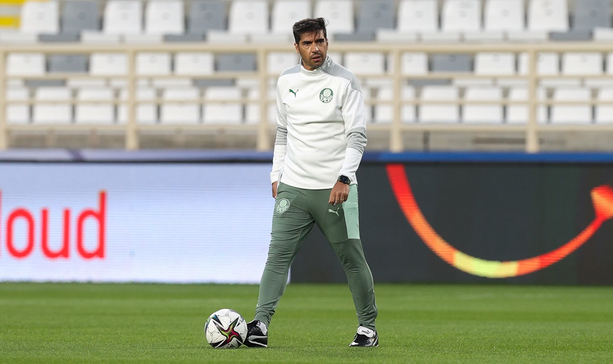 Abel Ferreira em reconhecimento de gramado no Mundial de Clubes