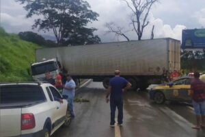 Carreta atravessada na pista causa interdição da BR-060, entre Anápolis e Goiânia
