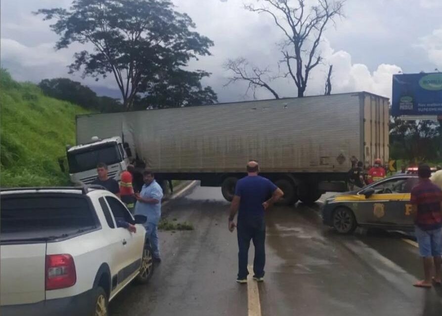 Carreta atravessada na pista causa interdição da BR-060, entre Anápolis e Goiânia