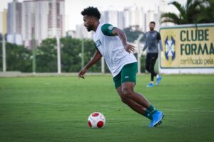 Artur em treino pelo Goiás