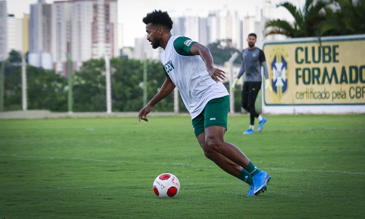 Artur em treino pelo Goiás