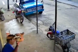 Homem usa frango assalto para evitar fuga de assaltante em Fortaleza (CE) (Foto: reprodução - redes sociais)