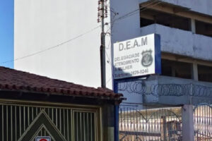 A Polícia Civil investiga um crime de abuso sexual contra uma adolescente de 16 anos,  portadora de síndrome de down. O crime aconteceu na última véspera de natal, em um apartamento na cidade de Valparaíso de Goiás. Até o momento, a polícia aponta um homem, vizinho da vítima, como principal suspeito do crime. Ele foi preso de forma preventiva na última quinta-feira (10).