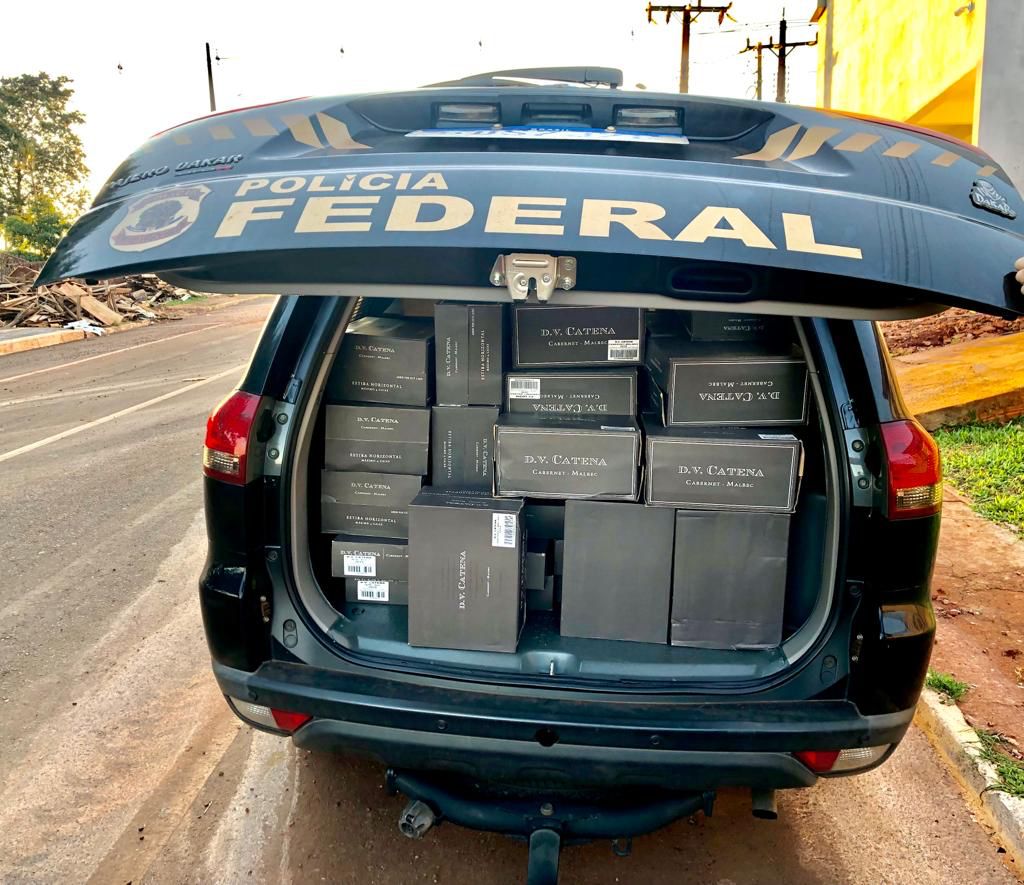 A polícia acredita que pelo menos dez pessoas faziam parte do grande esquema de importação ilegal