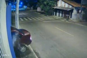 Motorista invade igreja com carro em Caldas Novas e depois foge