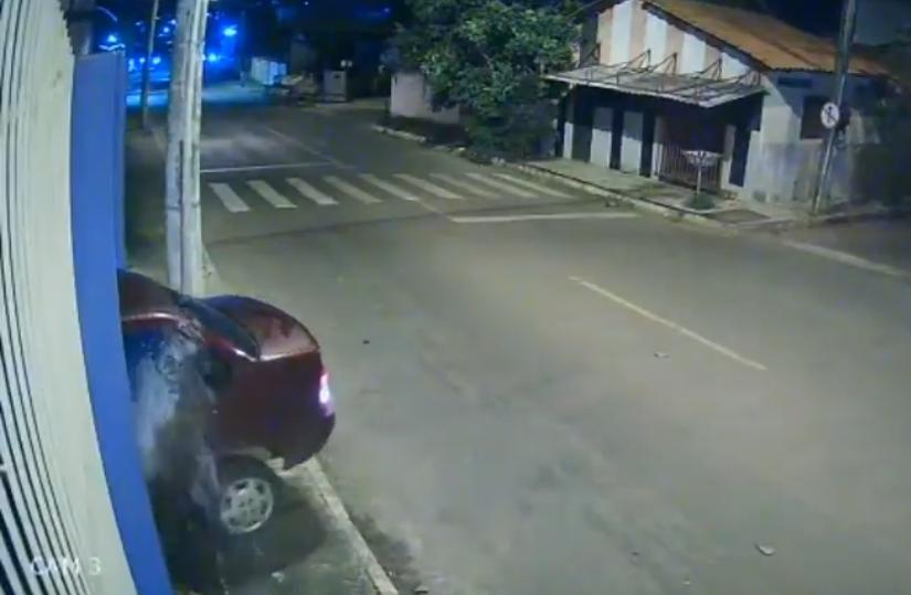 Motorista invade igreja com carro em Caldas Novas e depois foge