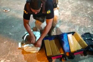 A passageira de um ônibus fugiu da fiscalização da PRF e acabou presa suspeita de tráfico de drogas, por esconder 20kg de maconha na bagagem