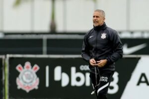Sylvinho durante treinamento no Corinthians