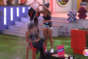 Maria pede desculpas a Natália "Realmente, foi sem querer, eu não ia jogar na cabeça dela", disse a atriz. BBB 22: Maria pede desculpas a Natália após acertá-la com balde