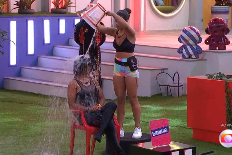 Maria pede desculpas a Natália "Realmente, foi sem querer, eu não ia jogar na cabeça dela", disse a atriz. BBB 22: Maria pede desculpas a Natália após acertá-la com balde