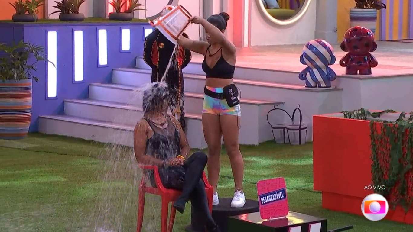 Maria pede desculpas a Natália "Realmente, foi sem querer, eu não ia jogar na cabeça dela", disse a atriz. BBB 22: Maria pede desculpas a Natália após acertá-la com balde