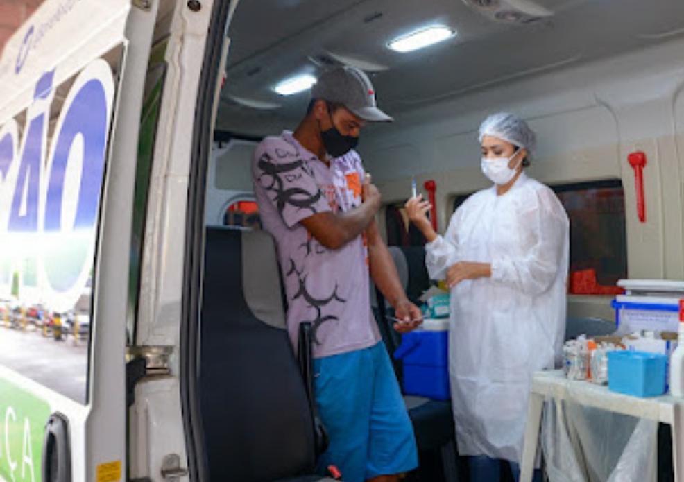 Vans itinerantes e três postos aplicam doses da vacina da covid-19 neste sábado (26) em Goiânia
