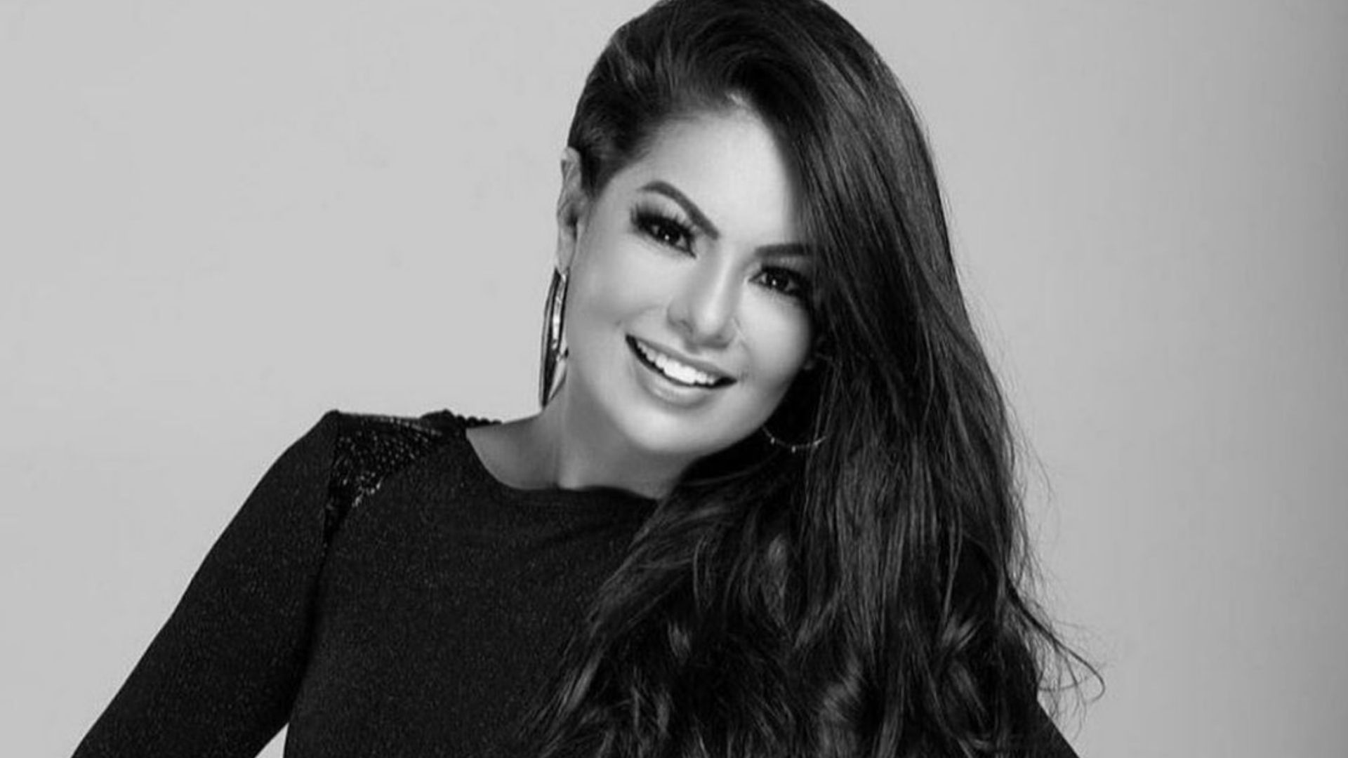 Vocalista da banda Calcinha Preta morreu após ser internada com problemas renais. Veja fotos do velório de Paulinha Abelha