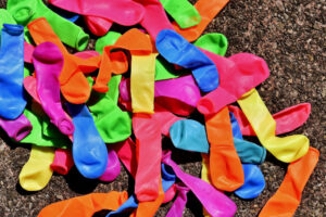 Um menino de 10 anos morreu após engolir um balão de festa, no último sábado (12). O caso aconteceu na cidade de Luziânia, entorno do Distrito Federal. Segundo a Polícia Civil,  a criança estava na casa de uma amiga da mãe, na companhia de outras crianças, quando tudo aconteceu.