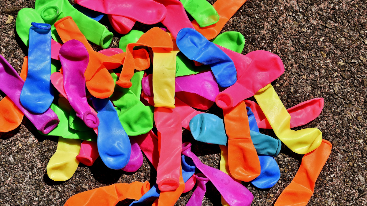 Um menino de 10 anos morreu após engolir um balão de festa, no último sábado (12). O caso aconteceu na cidade de Luziânia, entorno do Distrito Federal. Segundo a Polícia Civil,  a criança estava na casa de uma amiga da mãe, na companhia de outras crianças, quando tudo aconteceu.