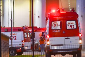 País registrou 6.143 casos de Covid-19 no domingo (1º). Em alta há três dias, Brasil registra média móvel de 124 mortes por Covid