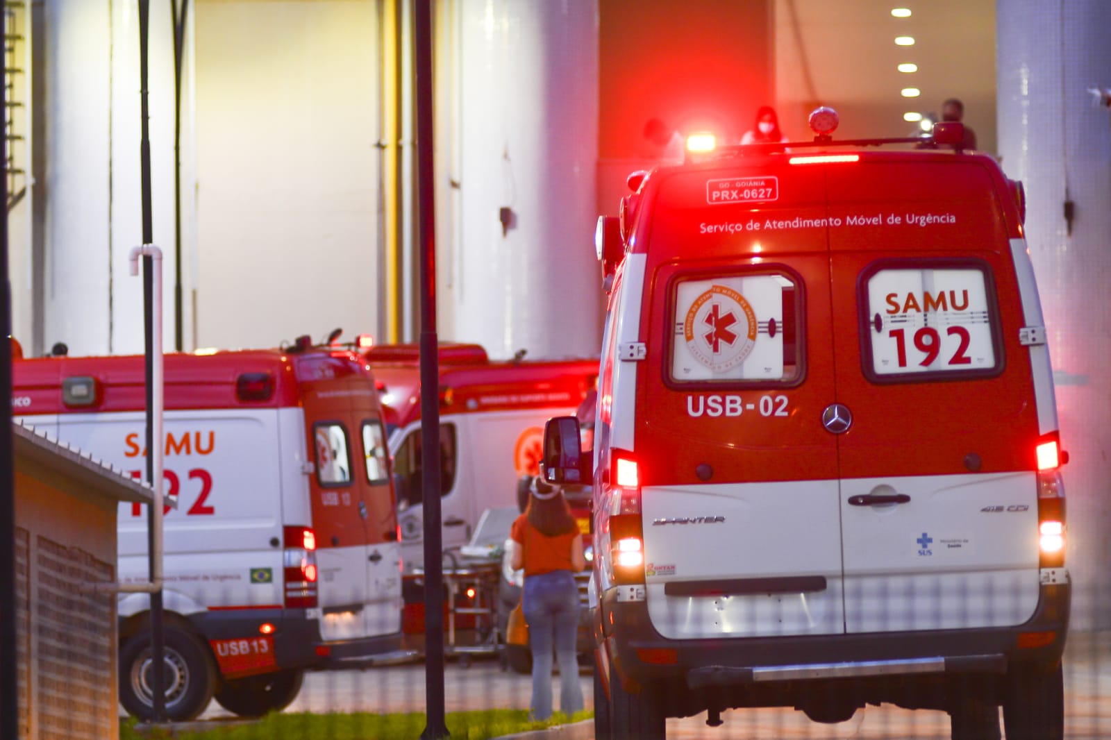 País registrou 6.143 casos de Covid-19 no domingo (1º). Em alta há três dias, Brasil registra média móvel de 124 mortes por Covid