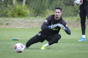 Goleiro Tadeu em treinamento pelo Goiás