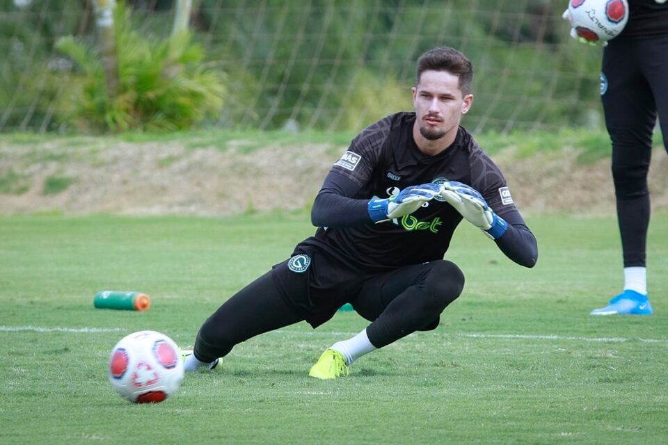 Goleiro Tadeu em treinamento pelo Goiás