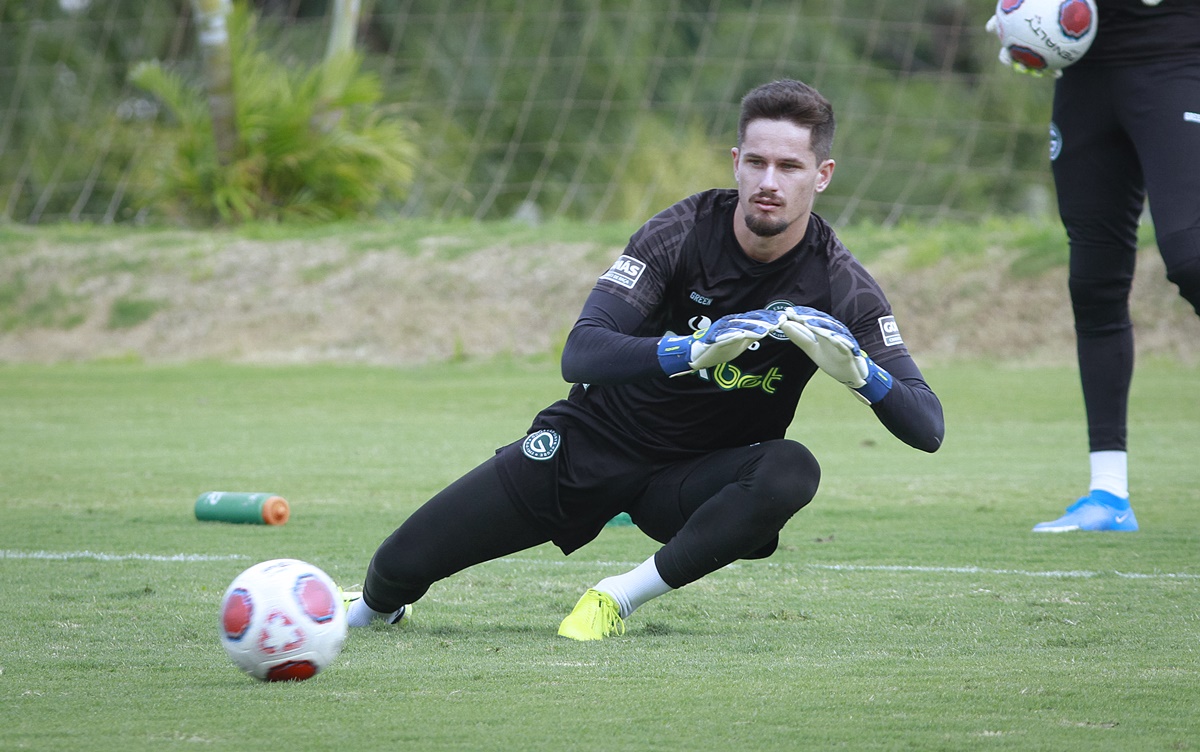 Goleiro Tadeu em treinamento pelo Goiás
