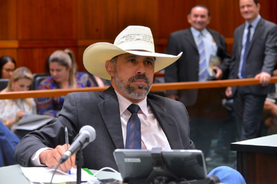 Polícia indicia deputado Amauri Ribeiro por homofobia