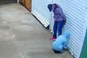 Indivíduos arrombaram duas portas em poucos segundos (Foto: Captura)