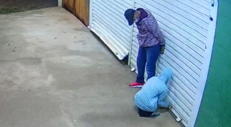 Indivíduos arrombaram duas portas em poucos segundos (Foto: Captura)