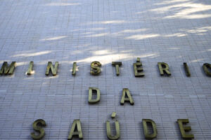 Ministério da Saúde faz novo alerta sobre risco do uso de produtos químicos nos cabelos