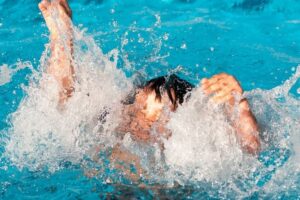 Segundo testemunhas, piscina estava com uma lona térmica (Foto: Deposit Photos)