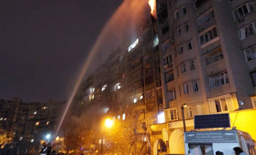 Bombeiros de Kiev apagam fogo em edifício atingido durante os ataques russos à capital ucraniana - Ministério da Emergência da Ucrânia
