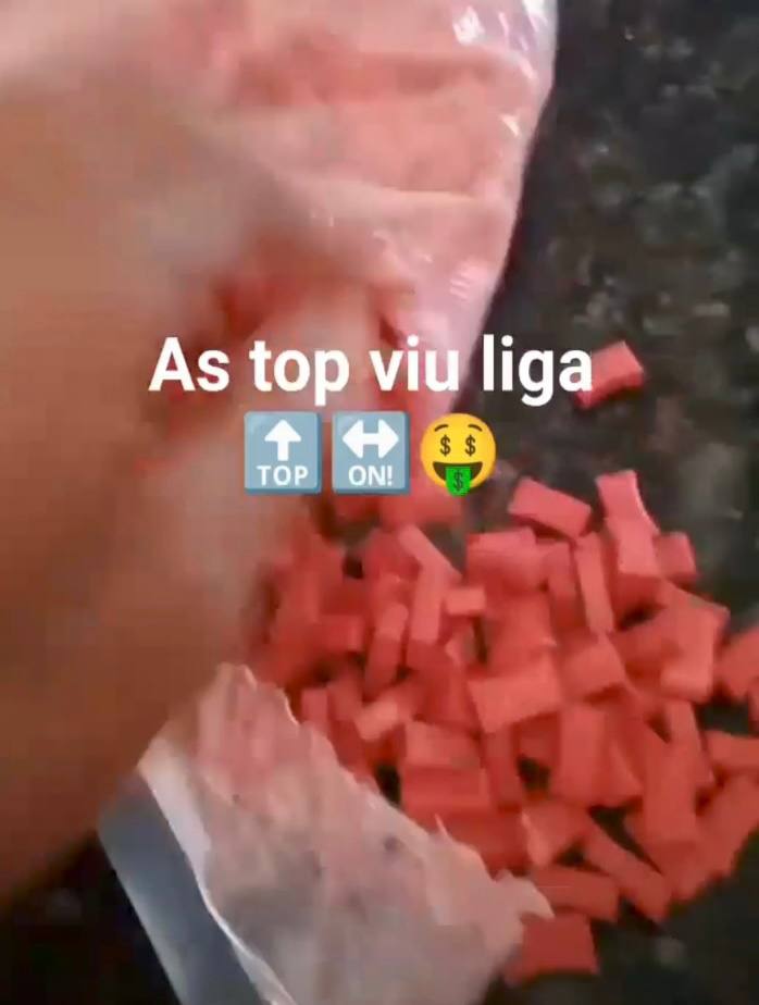 Em um vídeo publicado na internet, o homem mostra diversas porções de ecstasy.