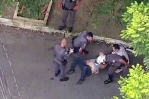 Policiais militares socorrem autônomo de 46 anos, após vítima reagir a um assalto, em frente à escola onde havia acabado de deixar o filho, na manhã desta quinta-feira (17), no Morumbi, na zona oeste da capital paulista - Reprodução/Redes Sociais