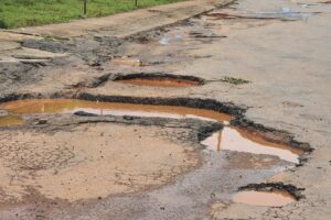 Empresários solicitam tapa-buraco em Parque Industrial de Aparecida de Goiânia