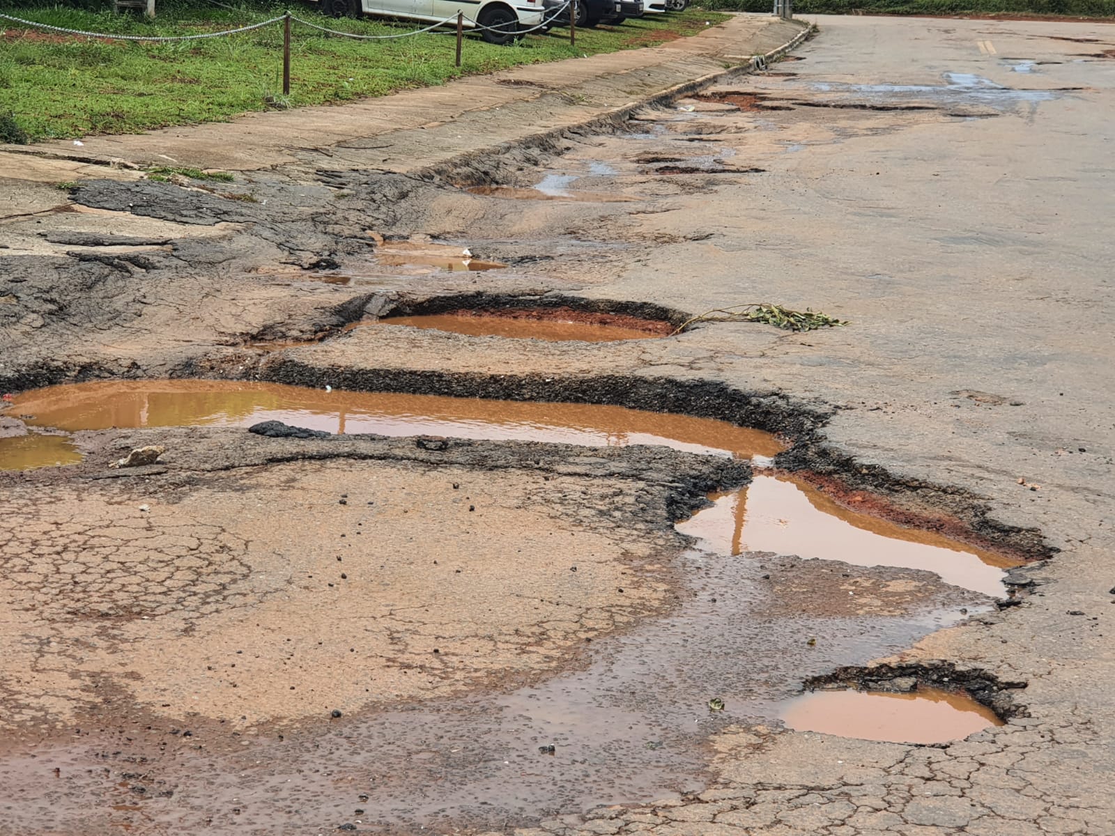 Empresários solicitam tapa-buraco em Parque Industrial de Aparecida de Goiânia