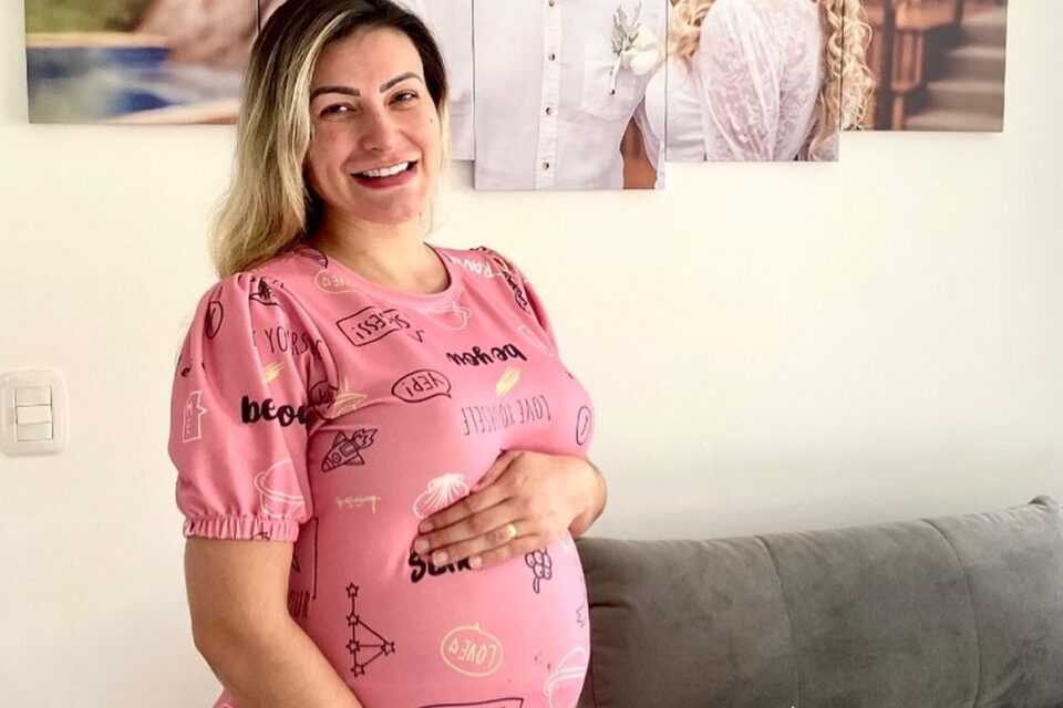 Crime aconteceu em frente ao hospital. Andressa Urach relata roubo de pertences do filho: "Nem chegou e foi assaltado"
