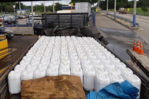Motorista é preso com 3,2 mil litros de agrotóxico falsificado em Morrinhos