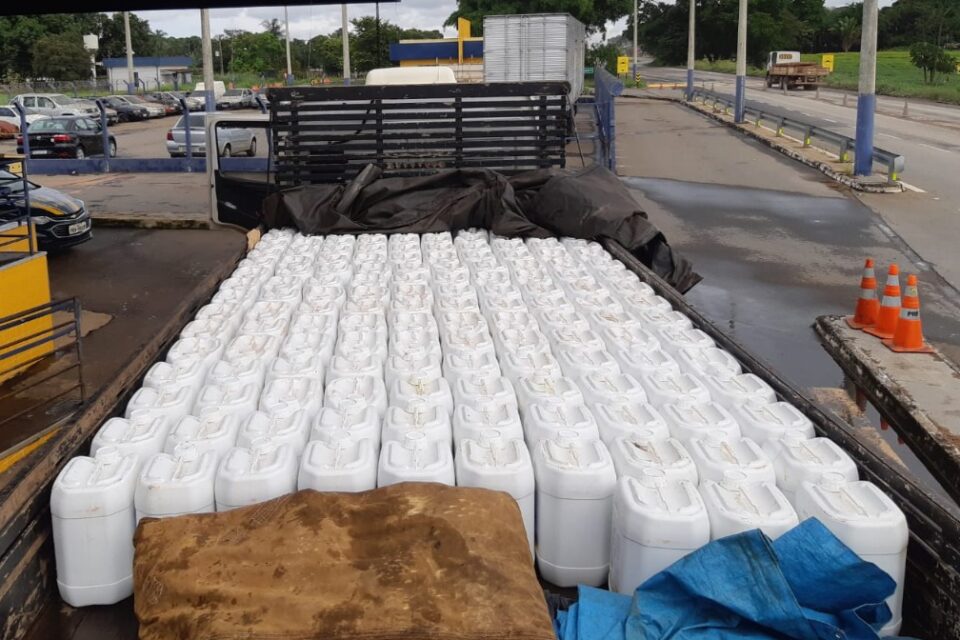 Motorista é preso com 3,2 mil litros de agrotóxico falsificado em Morrinhos