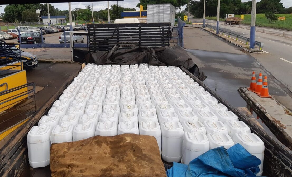 Motorista é preso com 3,2 mil litros de agrotóxico falsificado em Morrinhos