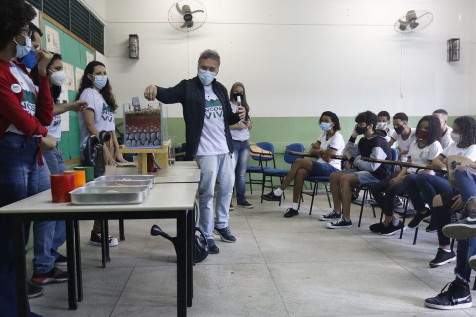 oficina_sobre_deslizamentos_de_terra_para_alunos_de_escolas_municipais_211020214256
