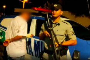 PM prendeu um homem suspeito de repassar notas falsas em comércios de Itaberaí. Ele tentou fugir e fraturou um dos braços e o nariz.