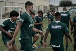 Jogadores do Goiás treinando no CT do Icasa