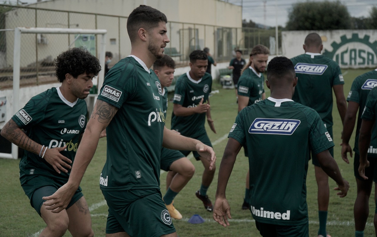 Jogadores do Goiás treinando no CT do Icasa