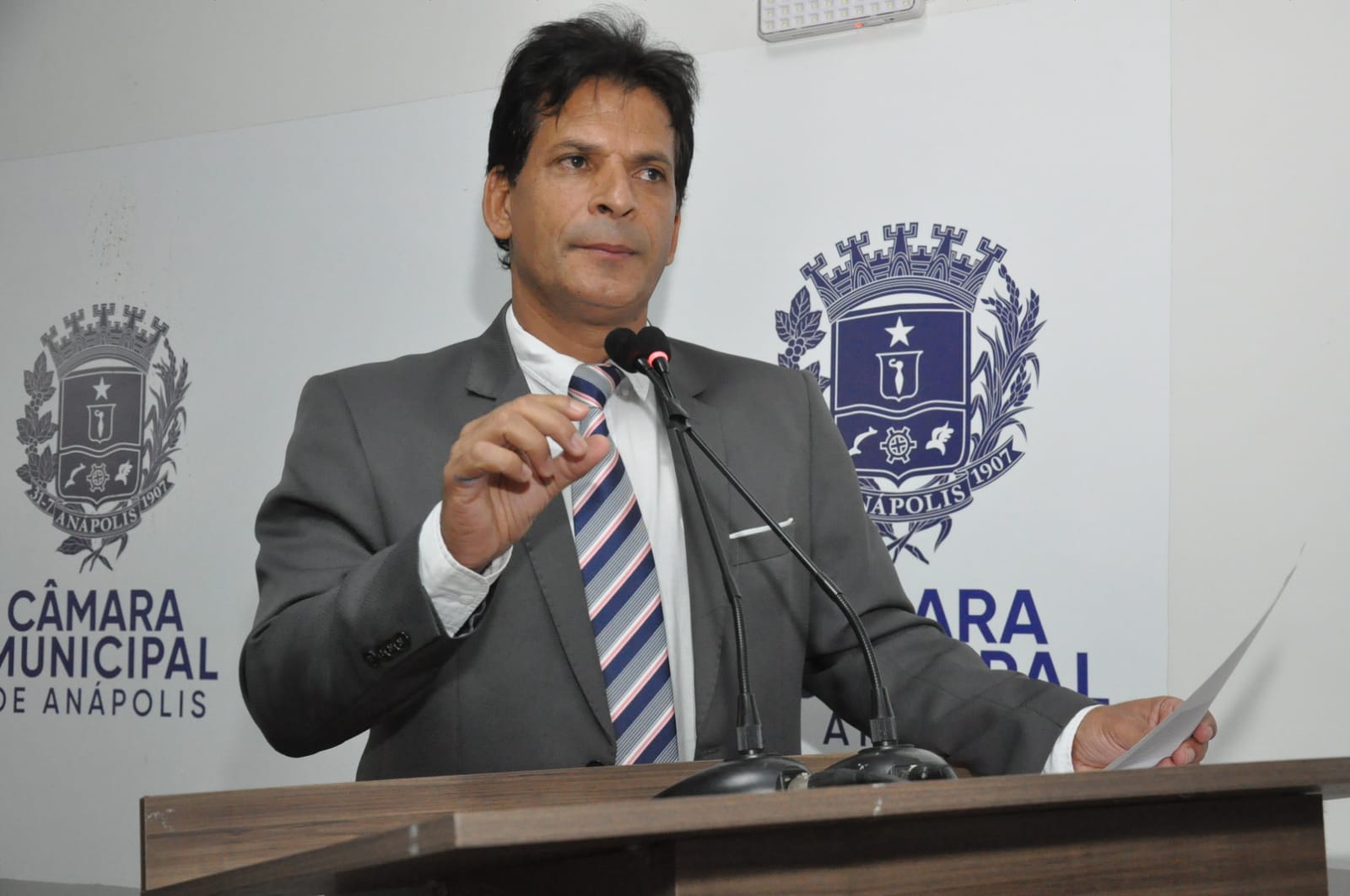 Vereador João da Luz (DEM) em discurso na tribuna (Foto: Ismael Vieira)