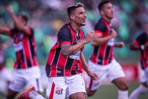 Erick Bahia comemorando gol marcado contra o Goiás