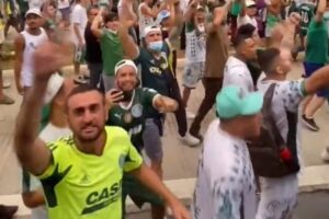 Torcida do Palmeiras na porta do CT